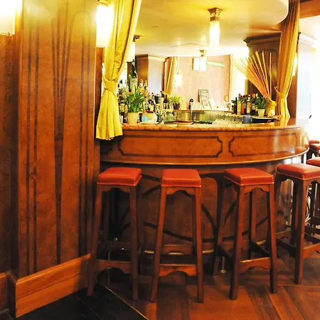 Отель Grand Astoria 4*