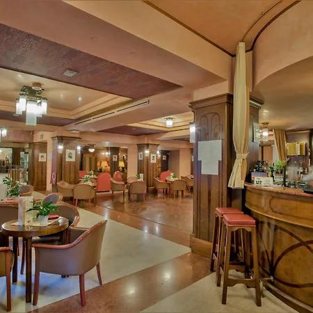 Отель Grand Astoria