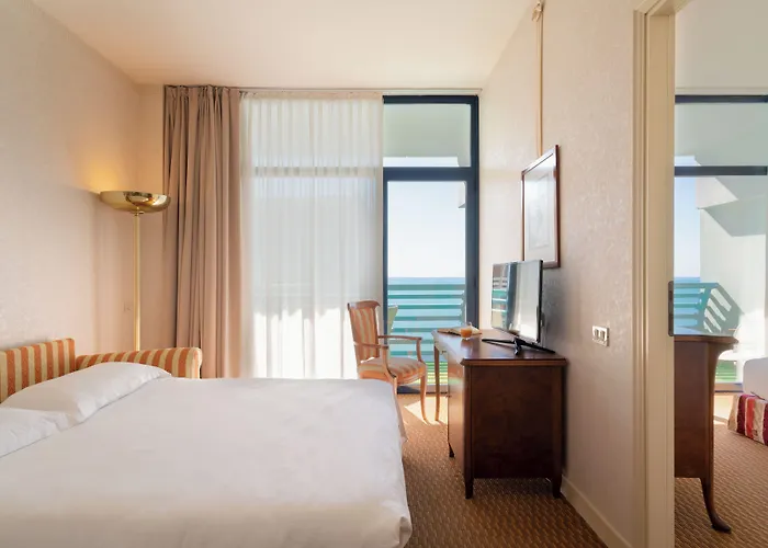 Grand Astoria Hotel 4*