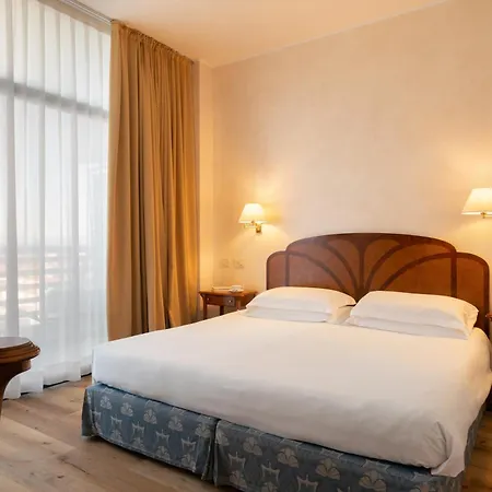 Grand Astoria Hotel 4*