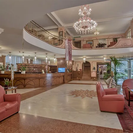 Grand Astoria Hotel 4*