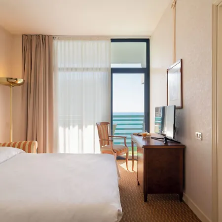 Grand Astoria Hotel 4*