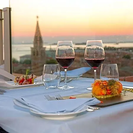 Grand Astoria Hotel 4*