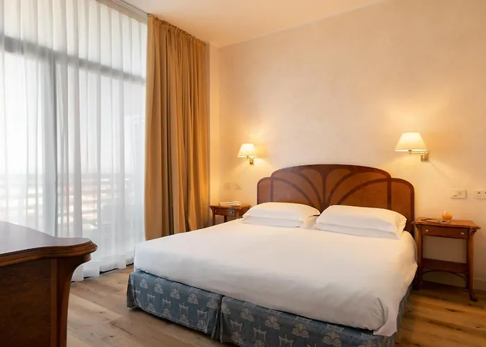 Grand Astoria Hotel 4*